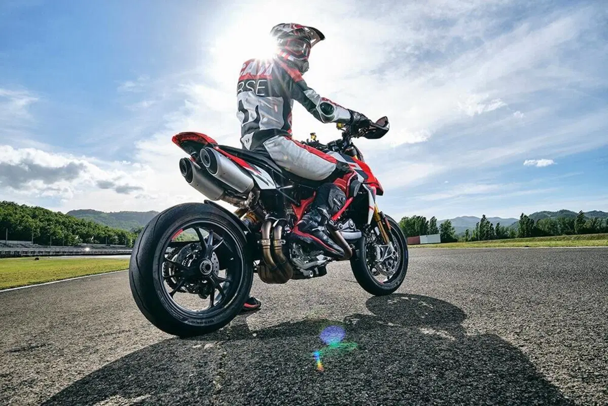 Ducati Hupermotard 950 2022: la gamma aggiornata Euro 5. I prezzi (10)