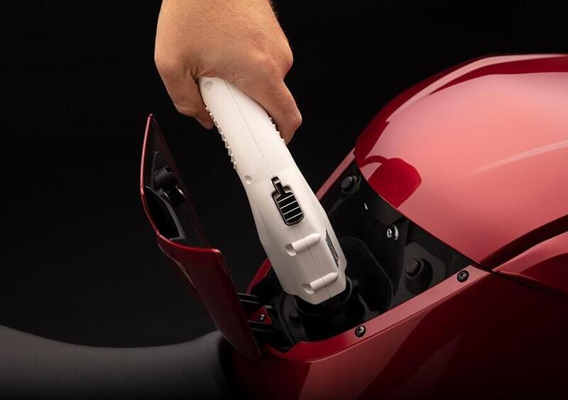 Moto elettriche? Un motociclista su tre appenderebbe il casco al chiodo