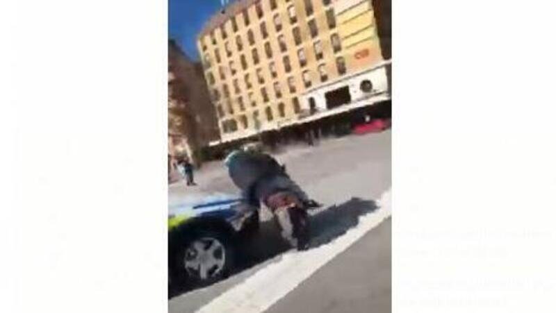 Fugge in scooter all&rsquo;alt della Polizia: inseguito, speronato e arrestato [VIDEO VIRALE]