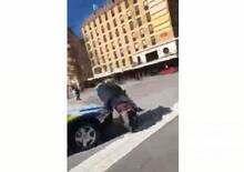 Fugge in scooter all’alt della Polizia: inseguito, speronato e arrestato [VIDEO VIRALE]