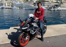 Per Fernando Alonso l’arrivo al GP di Montecarlo è su due ruote, con l’Aprilia RS660