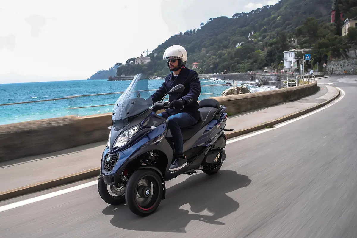Piaggio MP3 400 hpe e 400 hpe Sport: novità 2021. I prezzi (14)