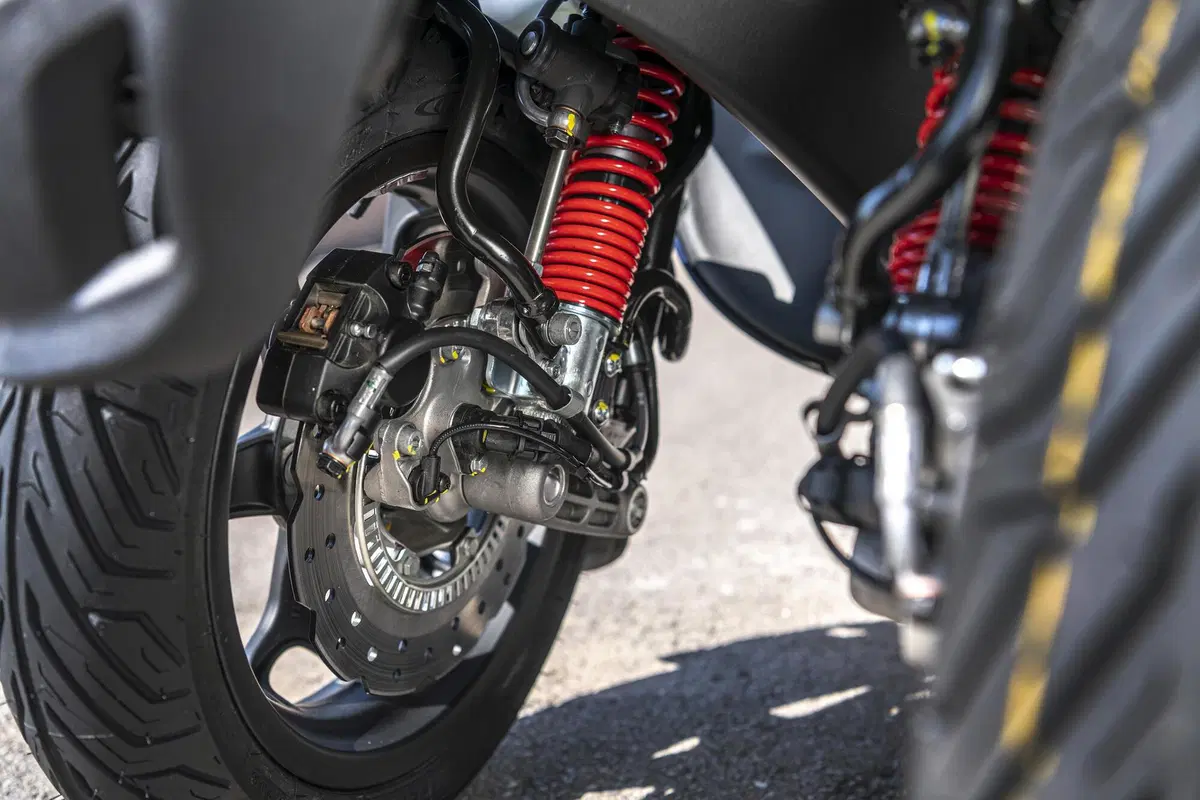 Piaggio MP3 400 hpe e 400 hpe Sport: novità 2021. I prezzi (12)