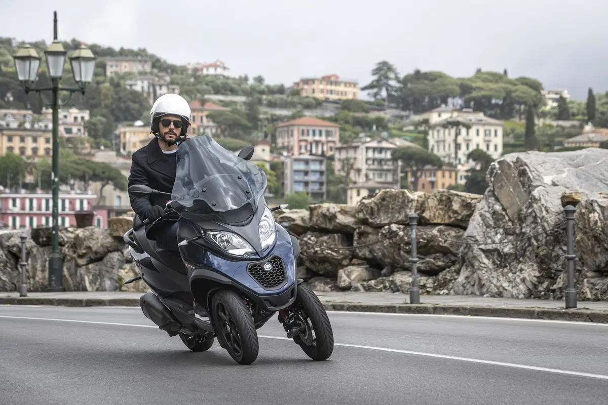 Piaggio MP3 400 hpe e 400 hpe Sport: novità 2021. I prezzi (15)