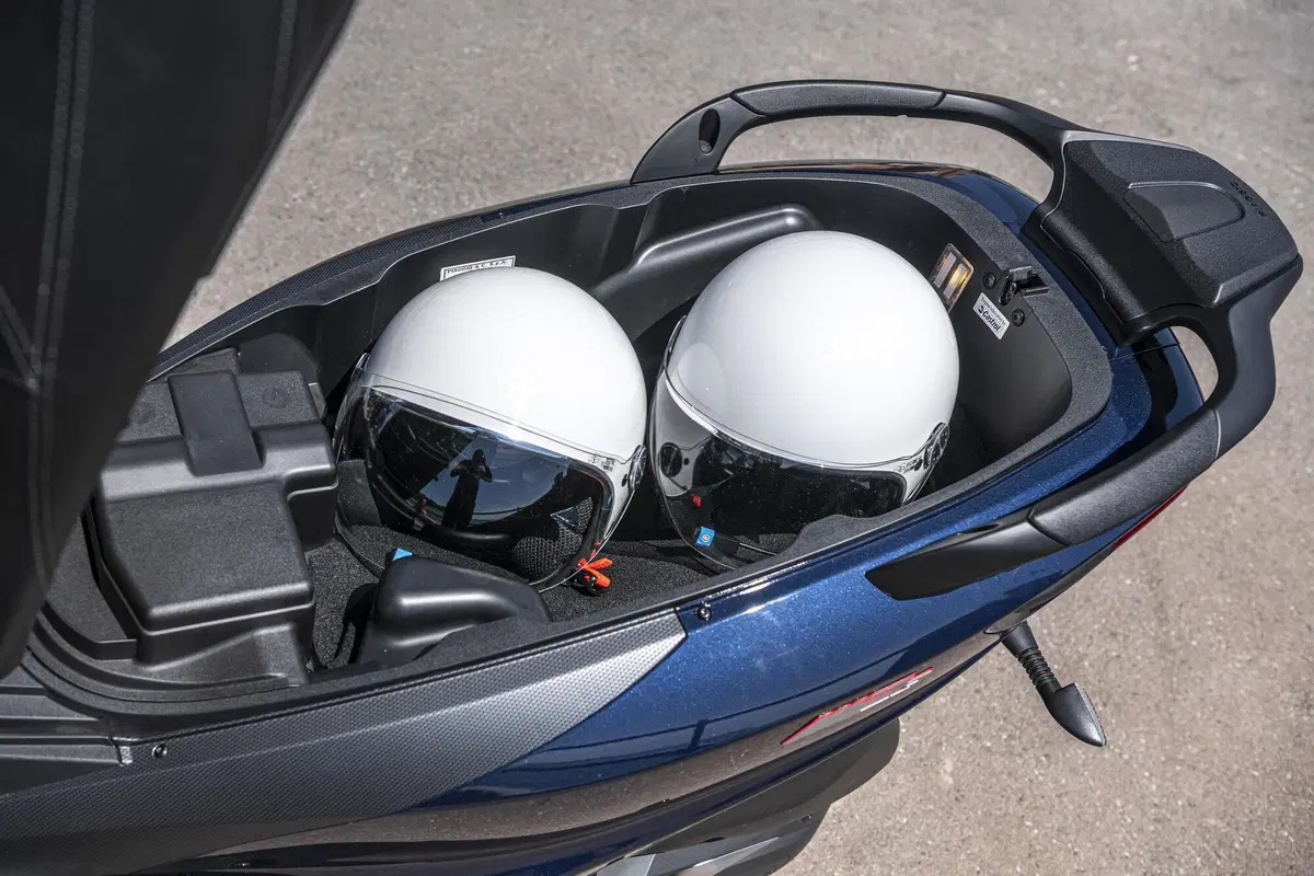 Piaggio MP3 400 hpe e 400 hpe Sport: novità 2021. I prezzi (11)