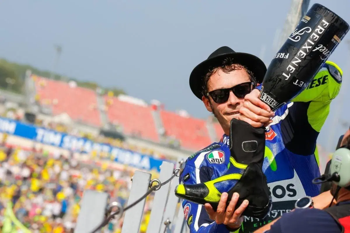 MotoGP. Miller che offre il suo stivale per il brindisi