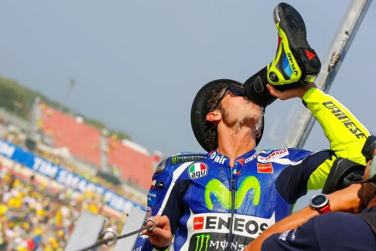MotoGP. Miller che offre il suo stivale per il brindisi (2)