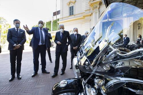 Le Moto Guzzi V85TT per i Corazzieri presentate al presidente Sergio Mattarella (5)