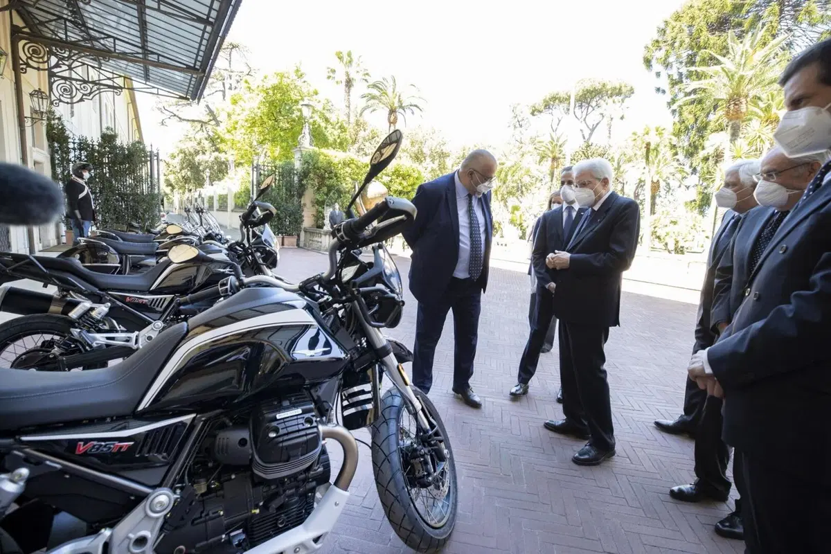 Le Moto Guzzi V85TT per i Corazzieri presentate al presidente Sergio Mattarella (7)