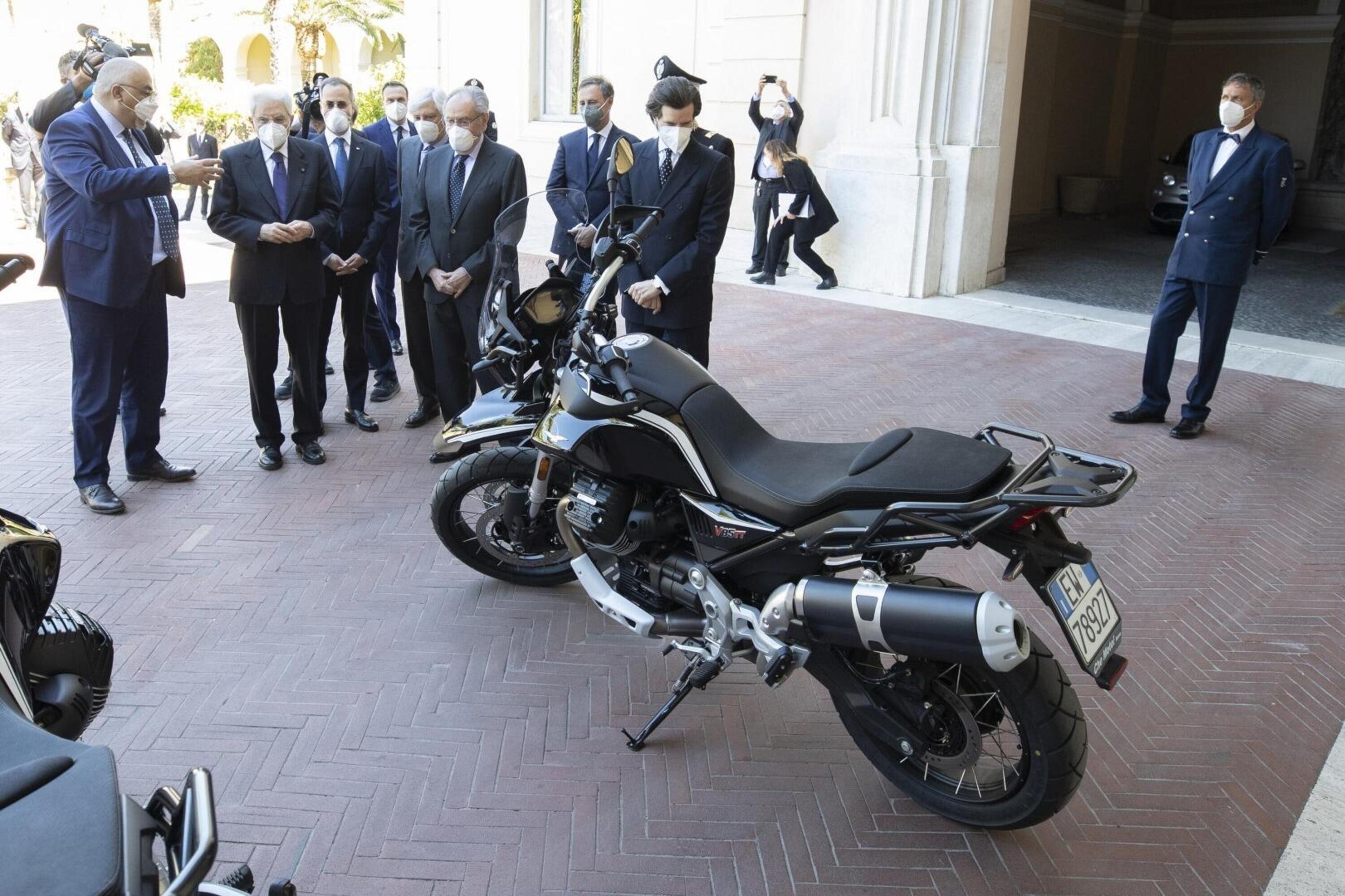 Le Moto Guzzi V85TT per i Corazzieri presentate al presidente Sergio Mattarella