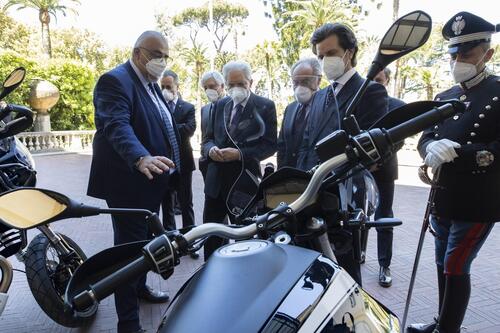 Le Moto Guzzi V85TT per i Corazzieri presentate al presidente Sergio Mattarella (3)