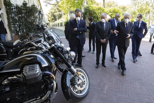 Le Moto Guzzi V85TT per i Corazzieri presentate al presidente Sergio Mattarella (6)