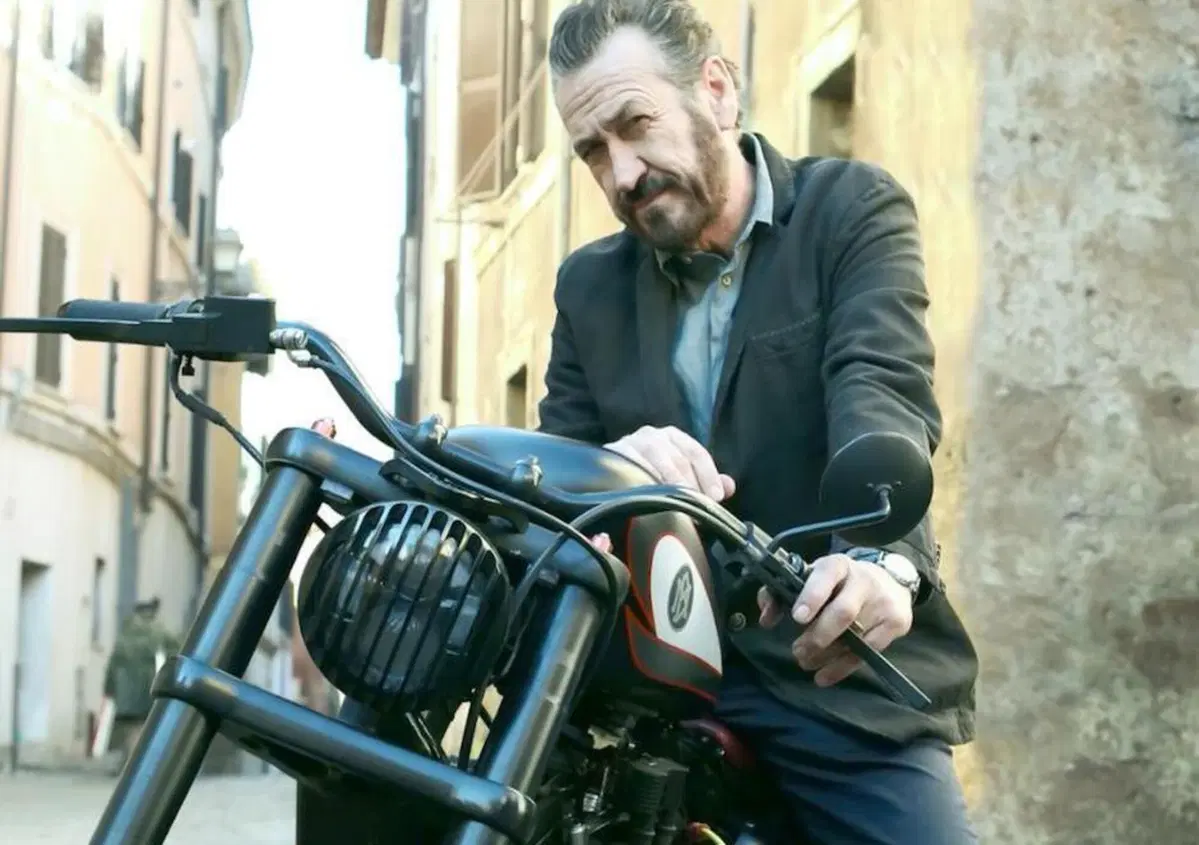 Auguri a Marco Giallini: "In moto mi sentivo un dio, fino a quando non sono caduto"