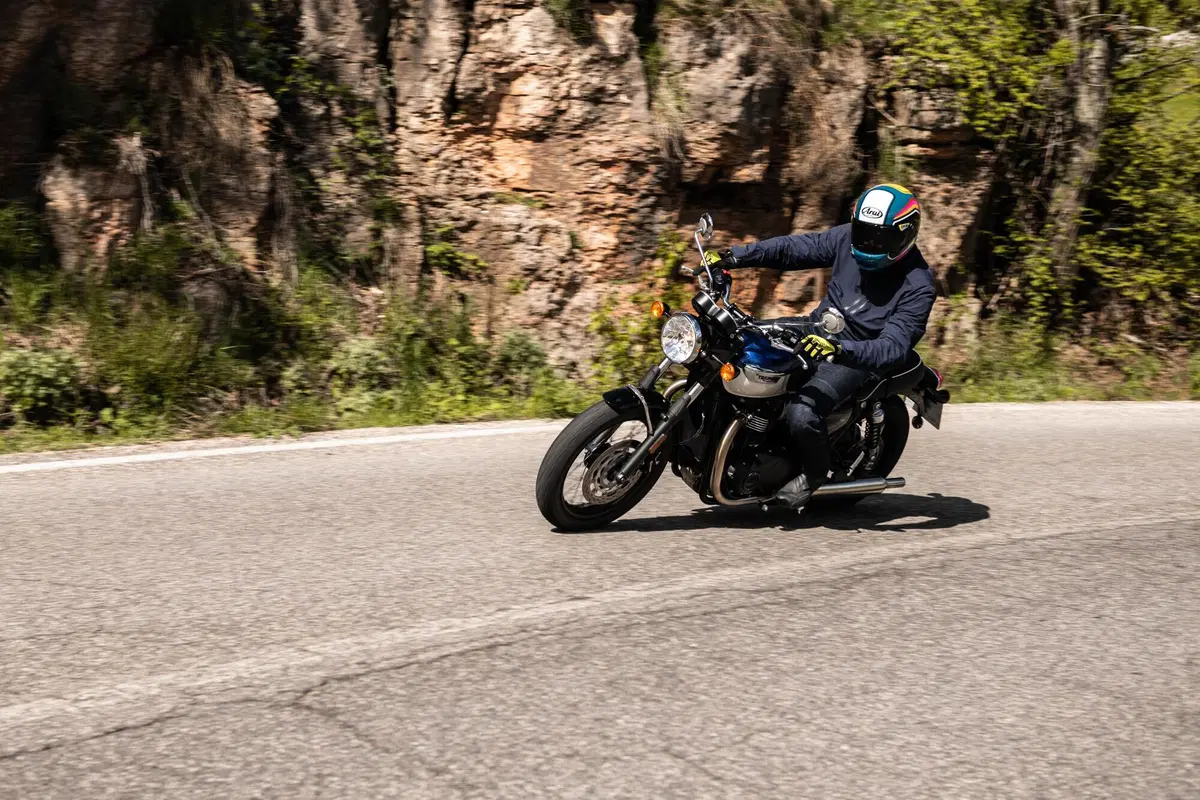 Triumph Bonneville T100, T120, Street Twin 2021 TEST: Euro 5 e più cavalli (6)