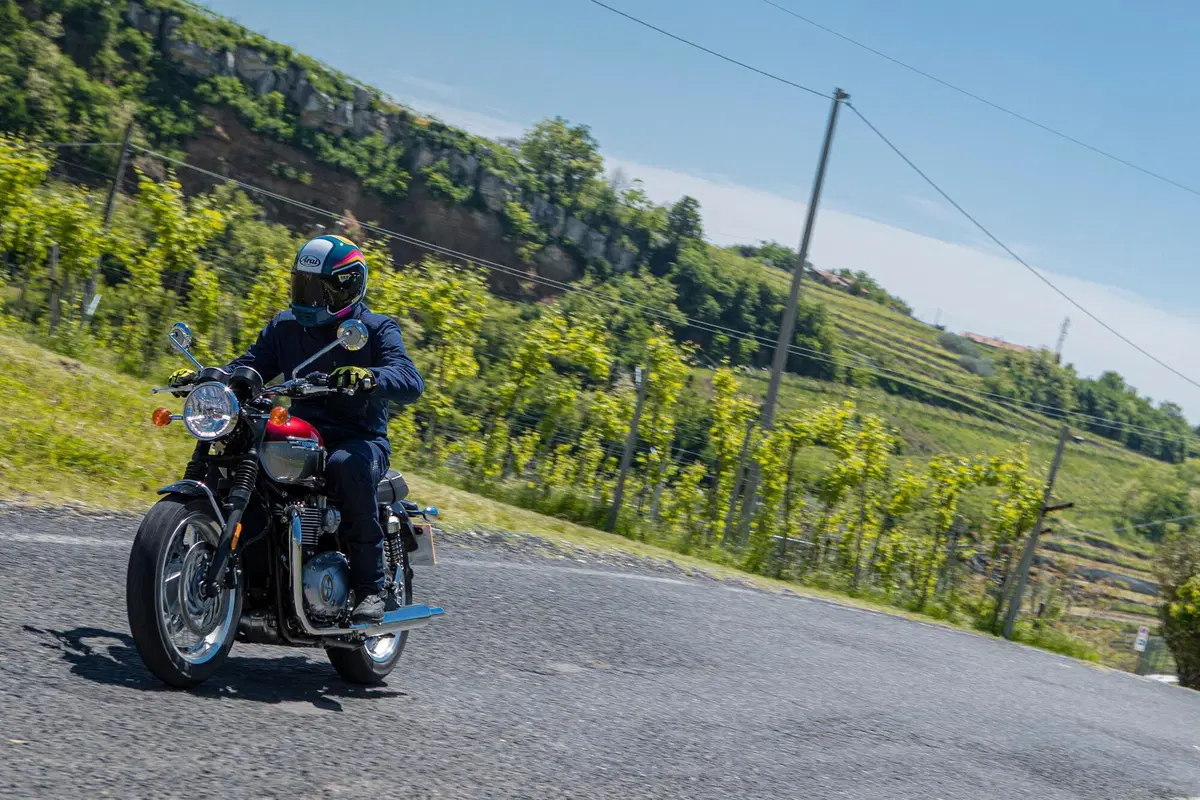 Triumph Bonneville T100, T120, Street Twin 2021 TEST: Euro 5 e più cavalli (5)