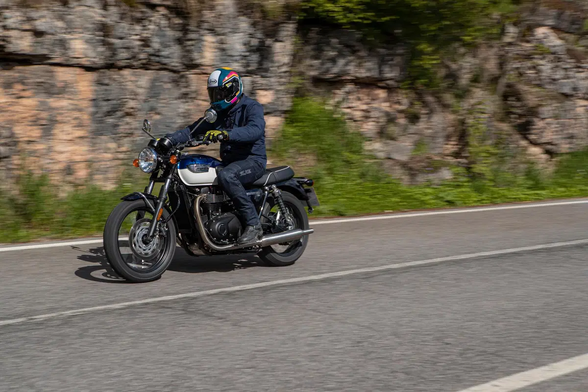 Triumph Bonneville T100, T120, Street Twin 2021 TEST: Euro 5 e più cavalli (4)