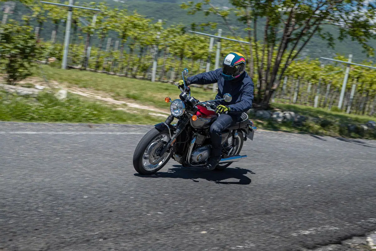 Triumph Bonneville T100, T120, Street Twin 2021 TEST: Euro 5 e più cavalli