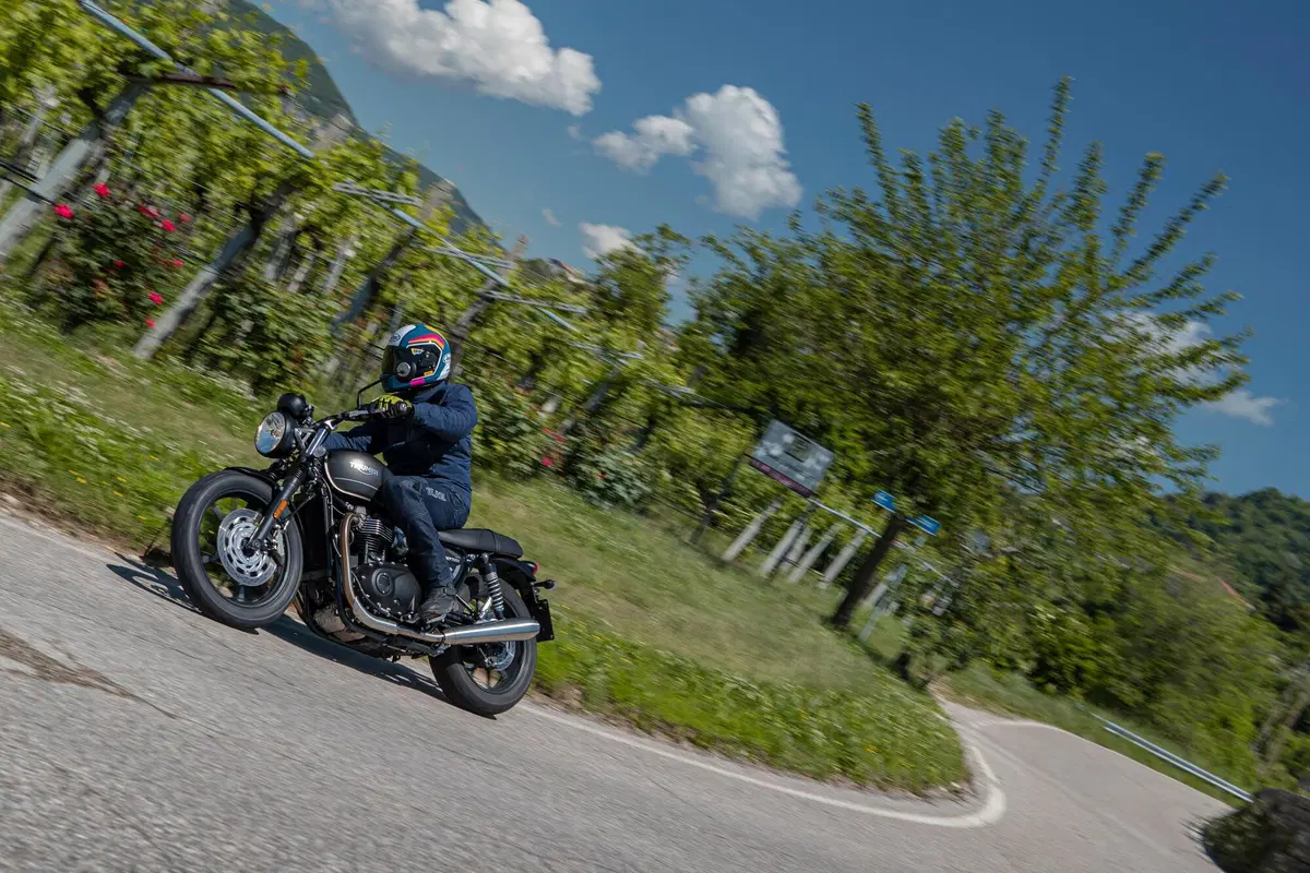 Triumph Bonneville T100, T120, Street Twin 2021 TEST: Euro 5 e più cavalli (3)