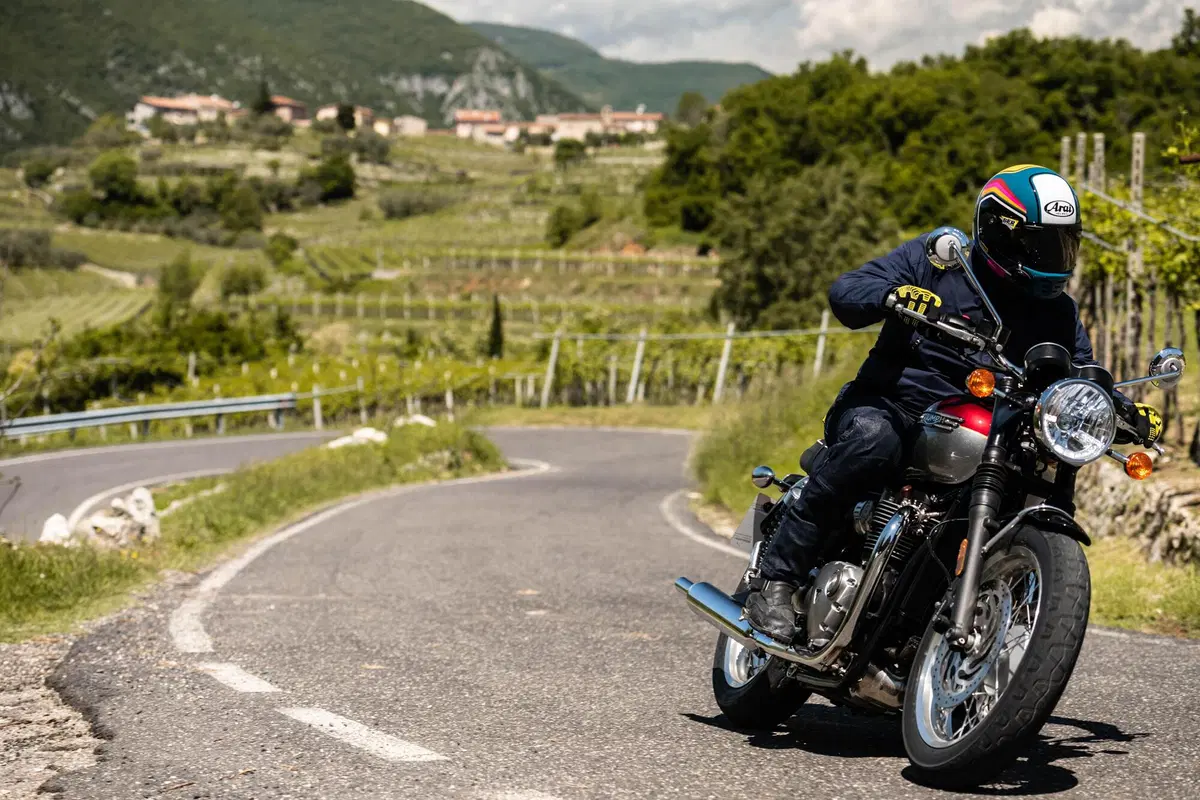 Triumph Bonneville T100, T120, Street Twin 2021 TEST: Euro 5 e più cavalli (2)