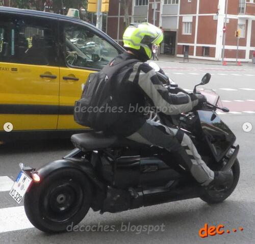 BMW Definition CE 04. Le prime foto in strada dello scooter elettrico (5)