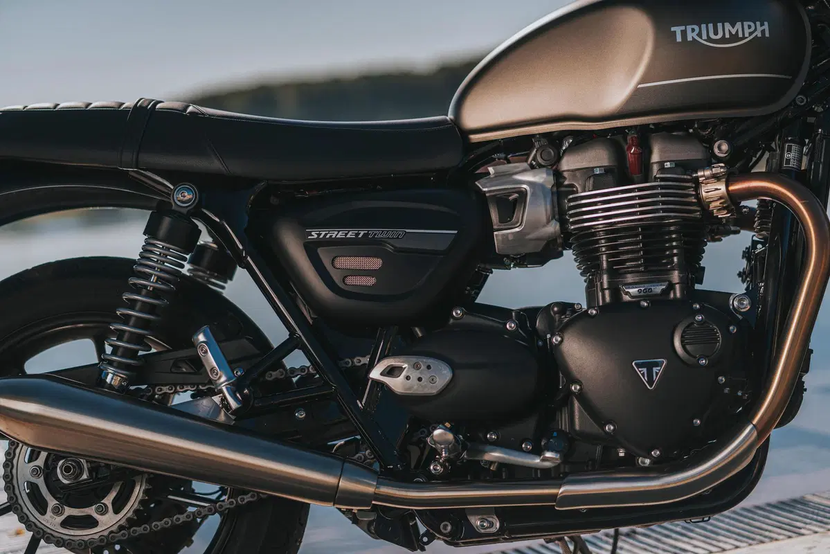 Triumph Bonneville T100, T120, Street Twin 2021 TEST: Euro 5 e più cavalli (4)