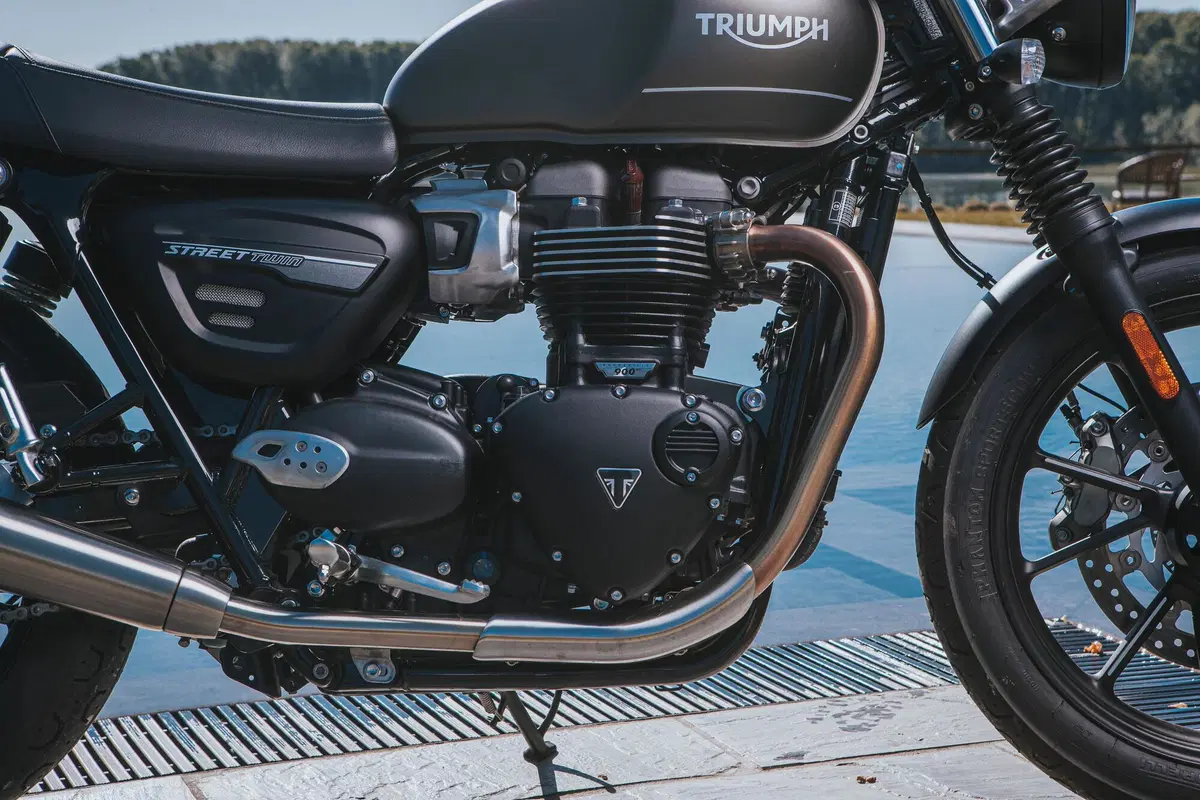 Triumph Bonneville T100, T120, Street Twin 2021 TEST: Euro 5 e più cavalli (6)