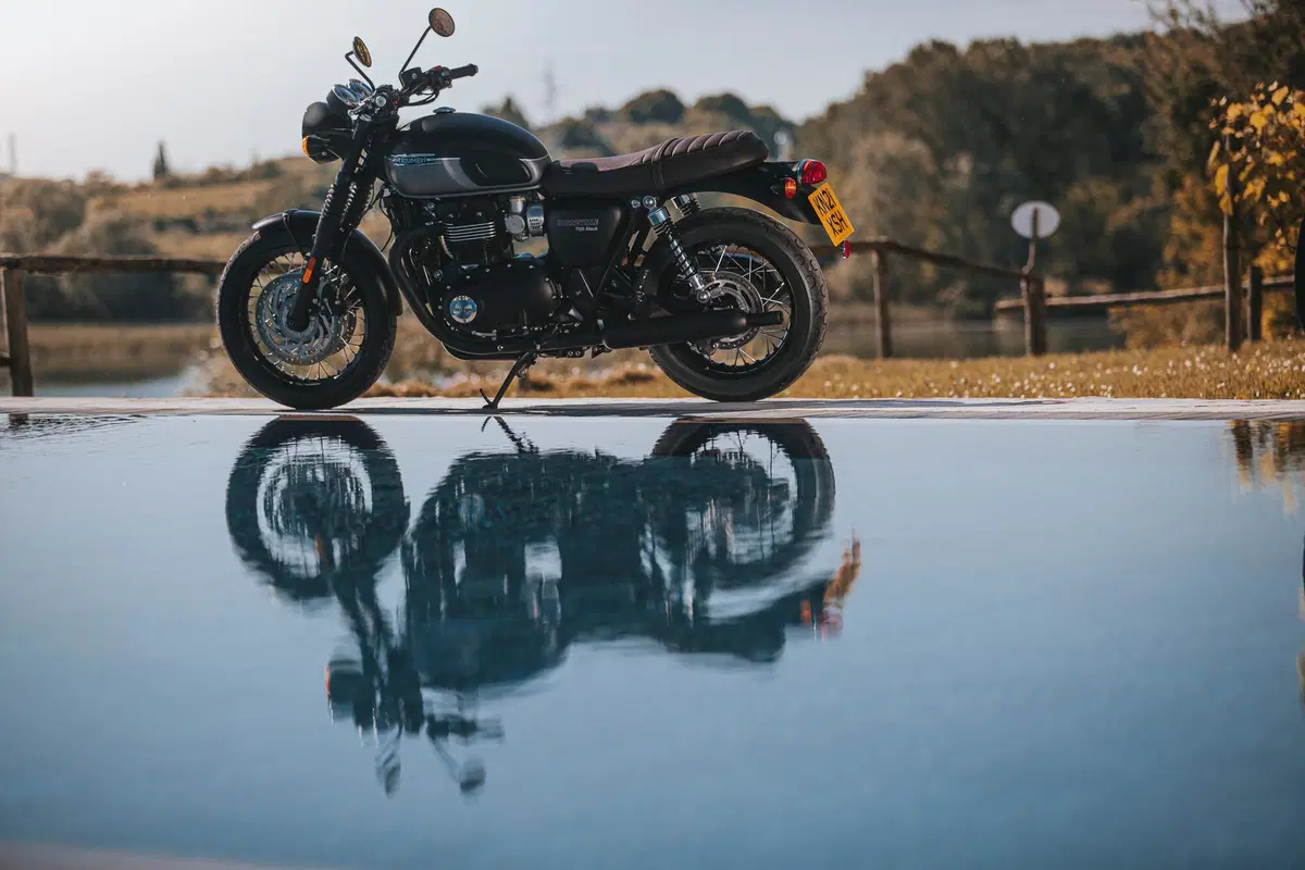 Triumph Bonneville T100, T120, Street Twin 2021 TEST: Euro 5 e più cavalli (7)