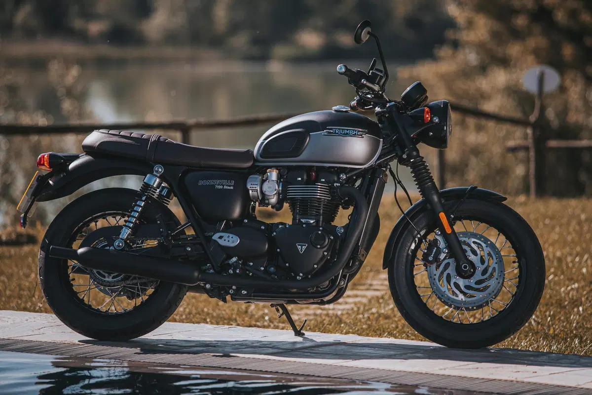 Triumph Bonneville T100, T120, Street Twin 2021 TEST: Euro 5 e più cavalli (8)