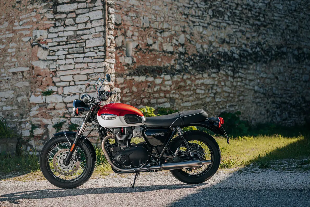 Triumph Bonneville T100, T120, Street Twin 2021 TEST: Euro 5 e più cavalli (9)