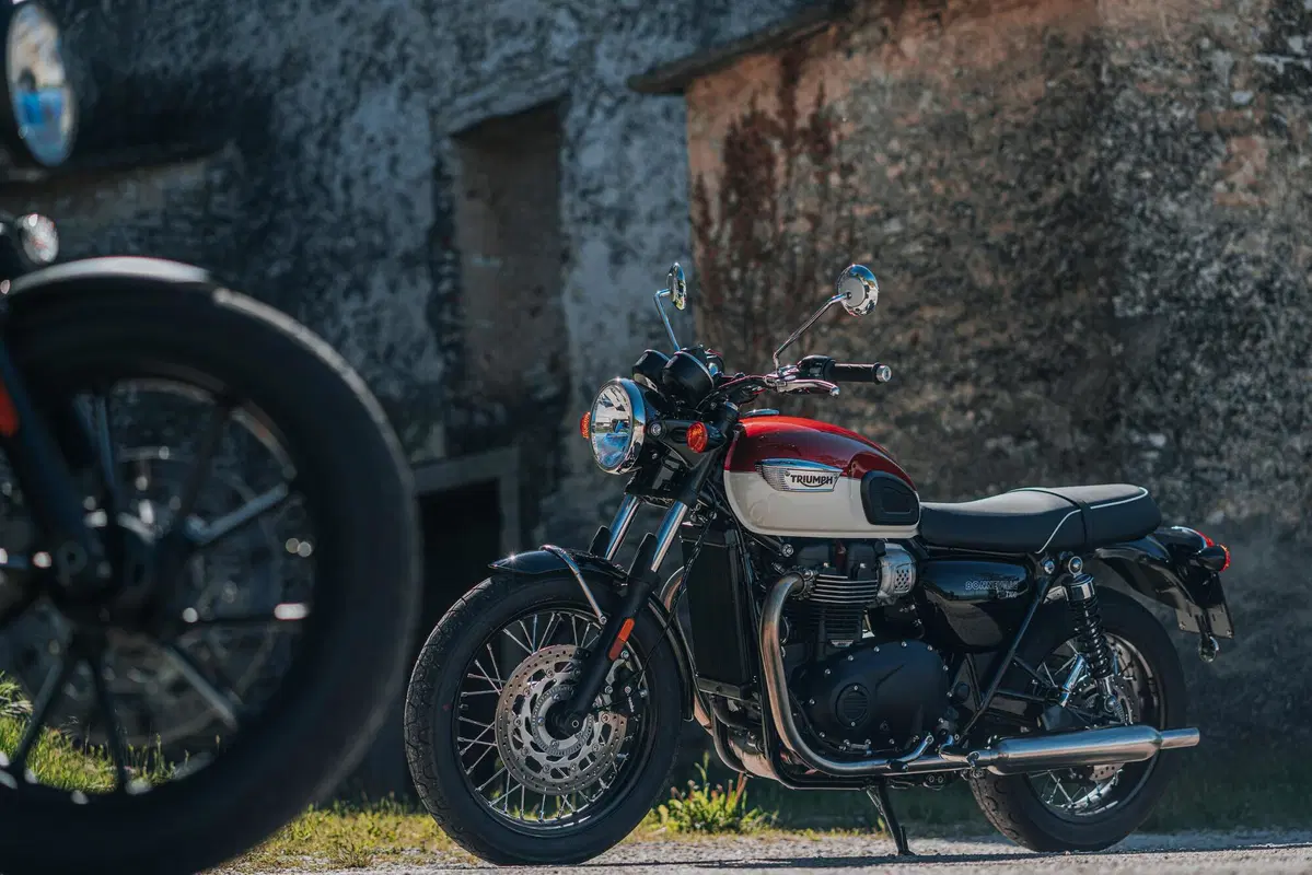 Triumph Bonneville T100, T120, Street Twin 2021 TEST: Euro 5 e più cavalli (10)