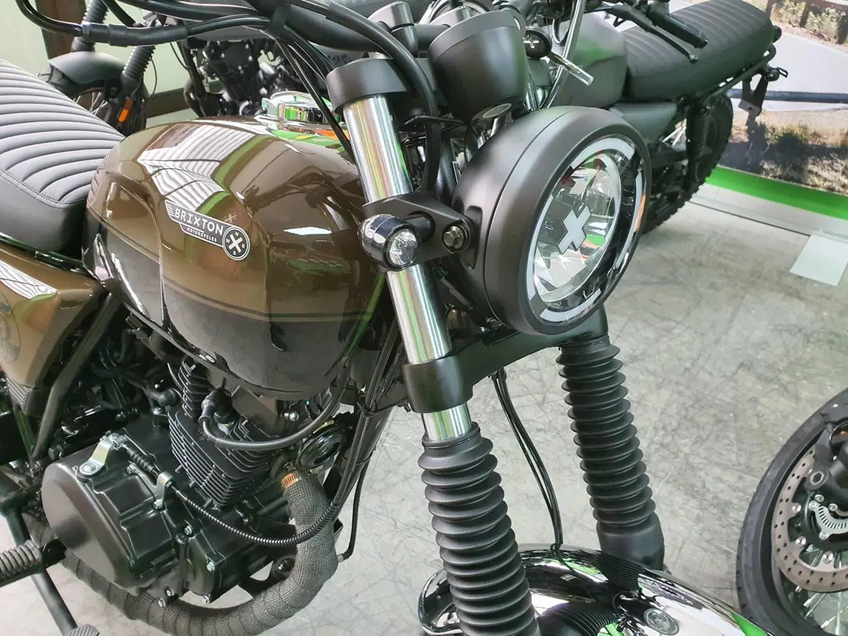 Brixton Motorcycles Cromwell 125 CBS (2021 - 26) (2)