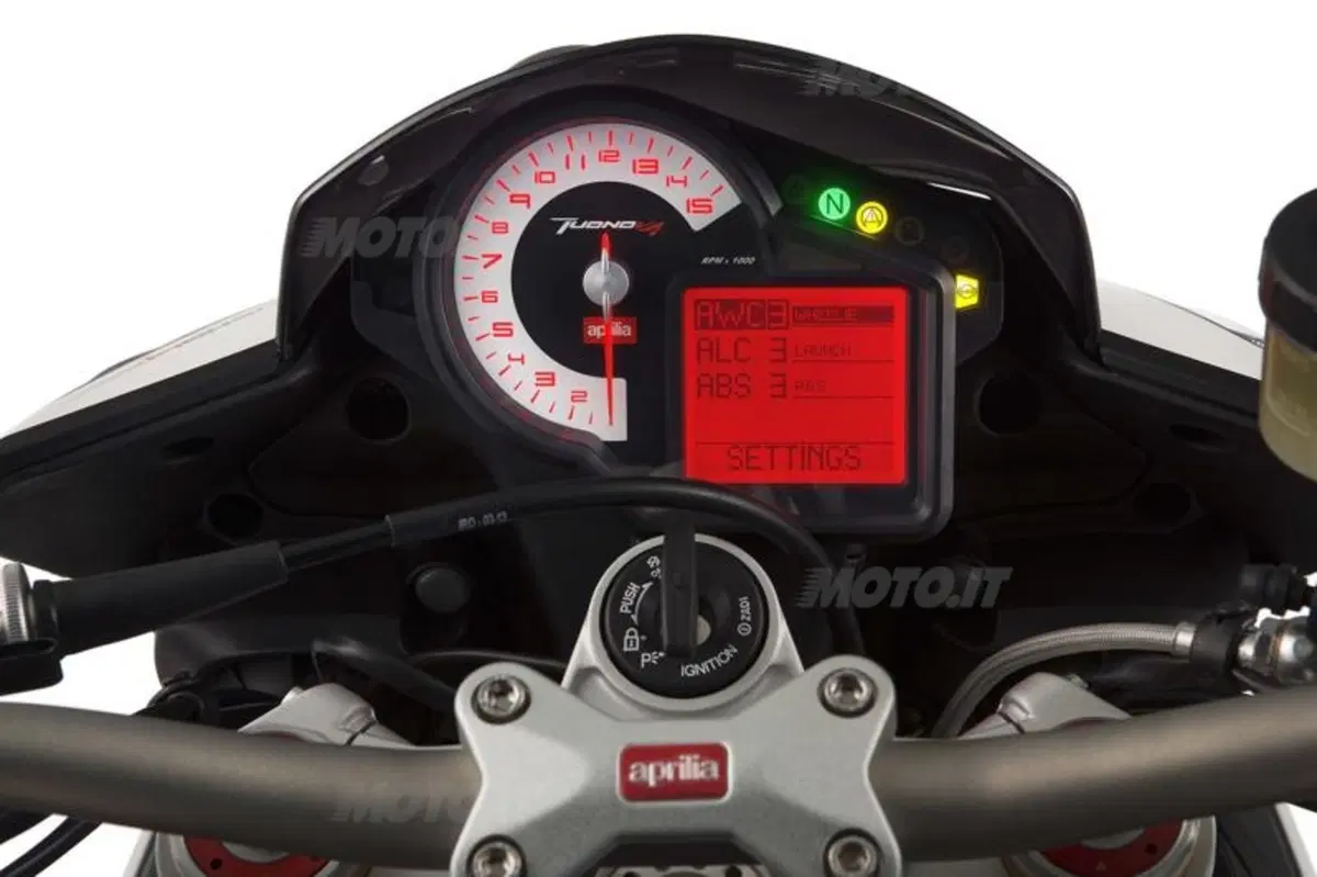 Aprilia Tuono V4 2014 già nelle concessionarie! (7)