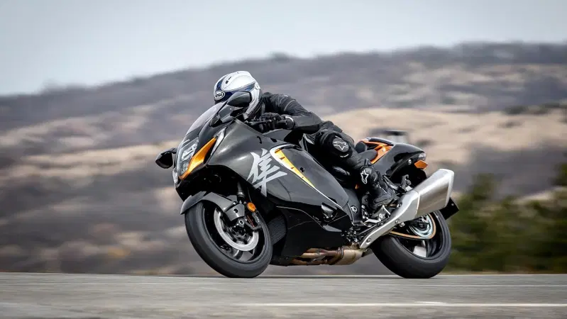 Suzuki nel mondo si &egrave; difesa meglio con le auto che con le moto