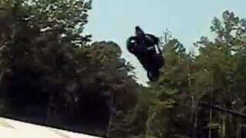 Moto crash: volare con la supersportiva, ma sbagliare atterraggio [VIDEO VIRALE]