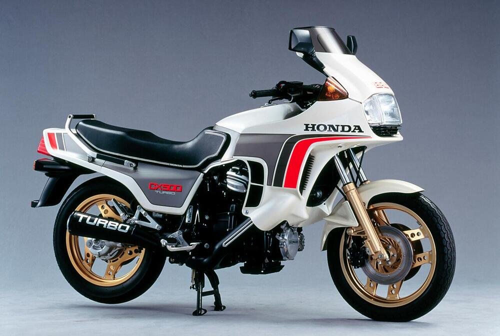 La Honda CX 500, con motore bicilindrico a V trasversale di 80&deg;, &egrave; stata prodotta anche in versione turbo (dal 1982); in seguito la cilindrata &egrave; stata portata a 650 cm3. Le quattro valvole alloggiate in ogni testa venivano comandate da aste e bilancieri