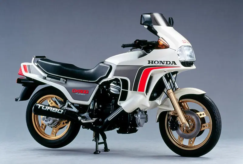 La Honda CX 500, con motore bicilindrico a V trasversale di 80&deg;, &egrave; stata prodotta anche in versione turbo (dal 1982); in seguito la cilindrata &egrave; stata portata a 650 cm3. Le quattro valvole alloggiate in ogni testa venivano comandate da aste e bilancieri