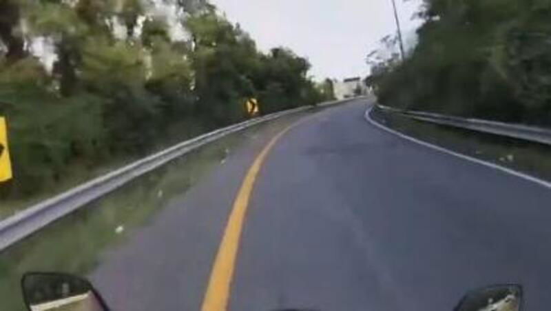 Moto crash: l&rsquo;harleysta che se l&#039;&egrave; vista veramente brutta [VIDEO VIRALE]