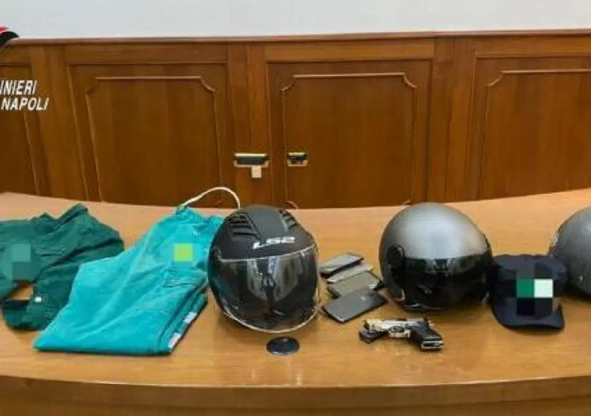 Napoli: "falsi" netturbini rapinavano in scooter, arrestati