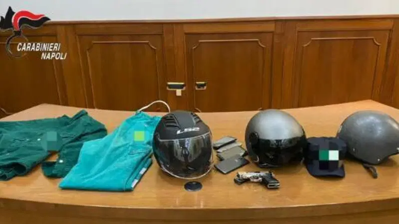 Napoli: "falsi" netturbini rapinavano in scooter, arrestati