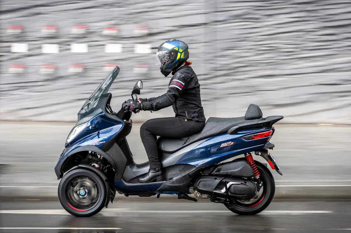Piaggio MP3 400 HPE contro il meteo parigino!