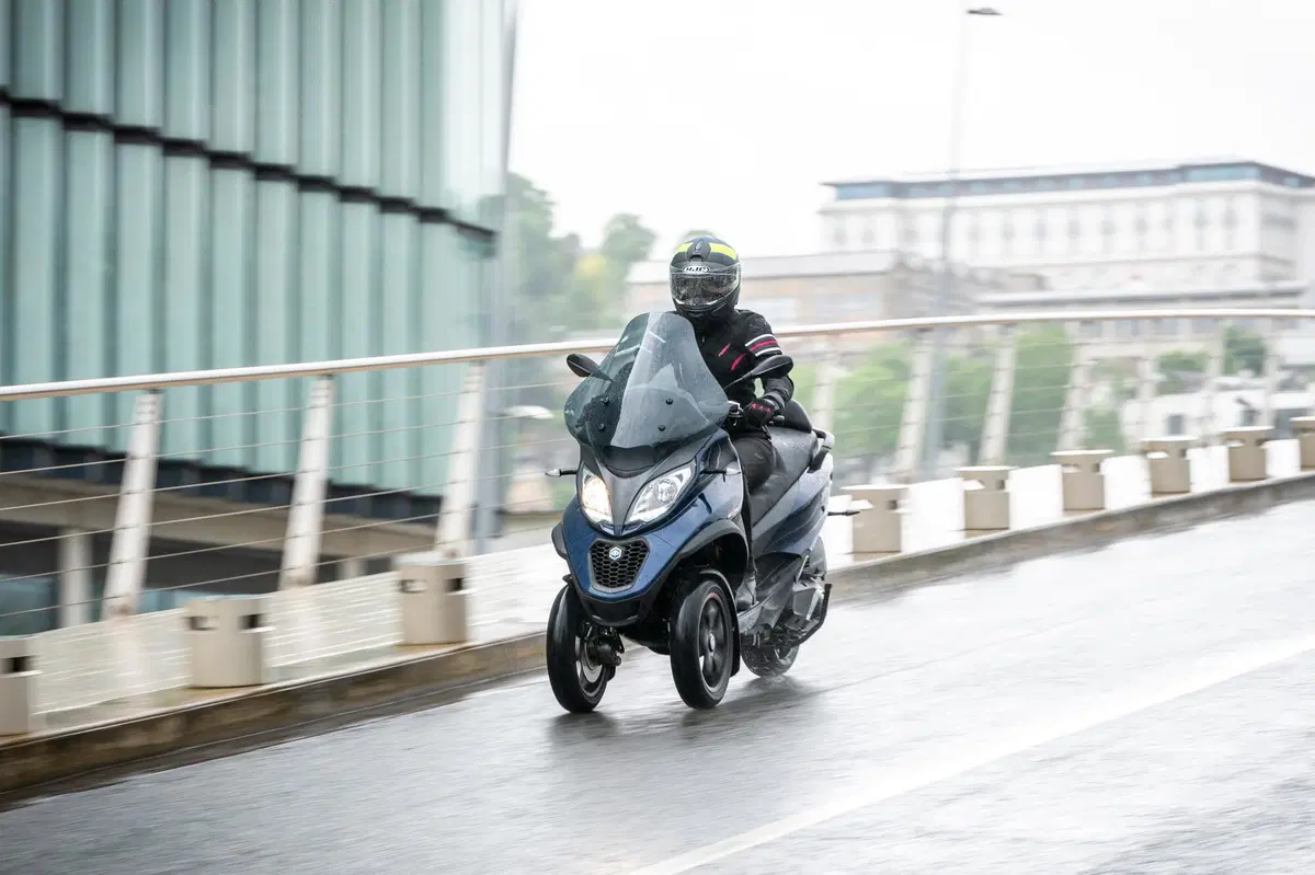 Piaggio MP3 400 HPE contro il meteo parigino! (3)