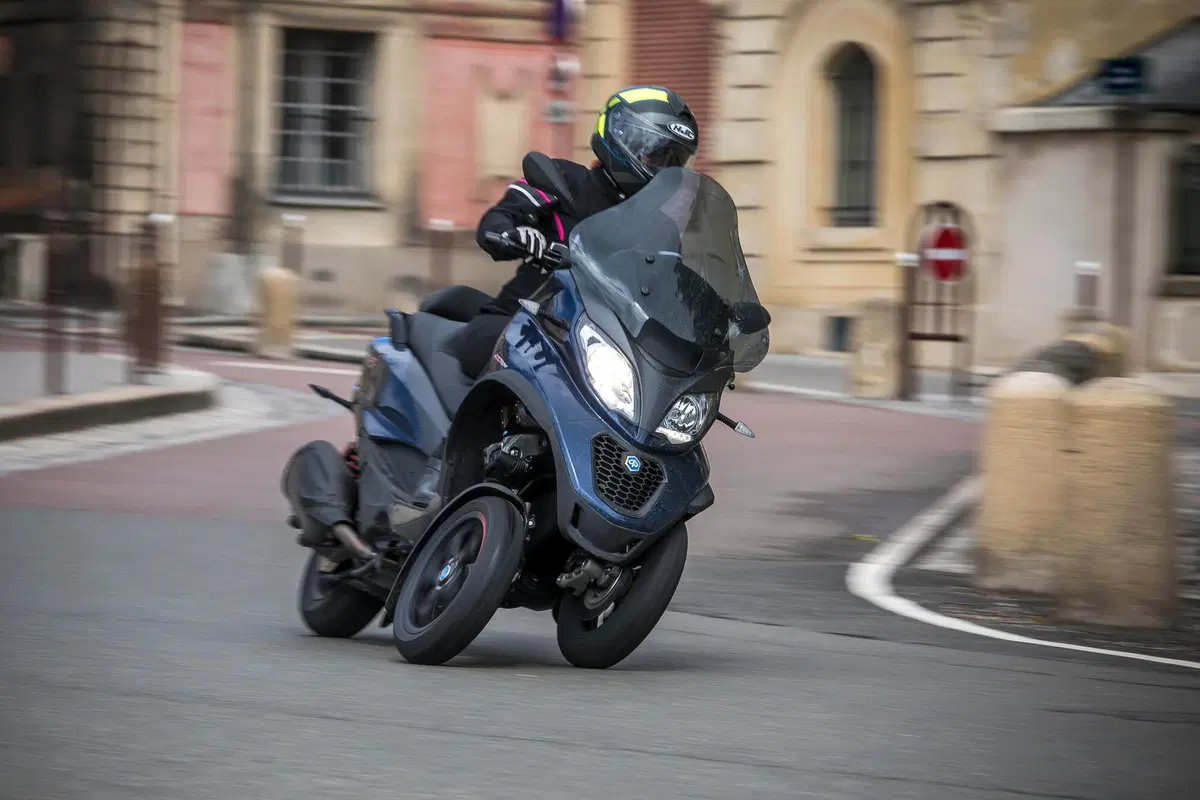 Piaggio MP3 400 HPE contro il meteo parigino! (4)