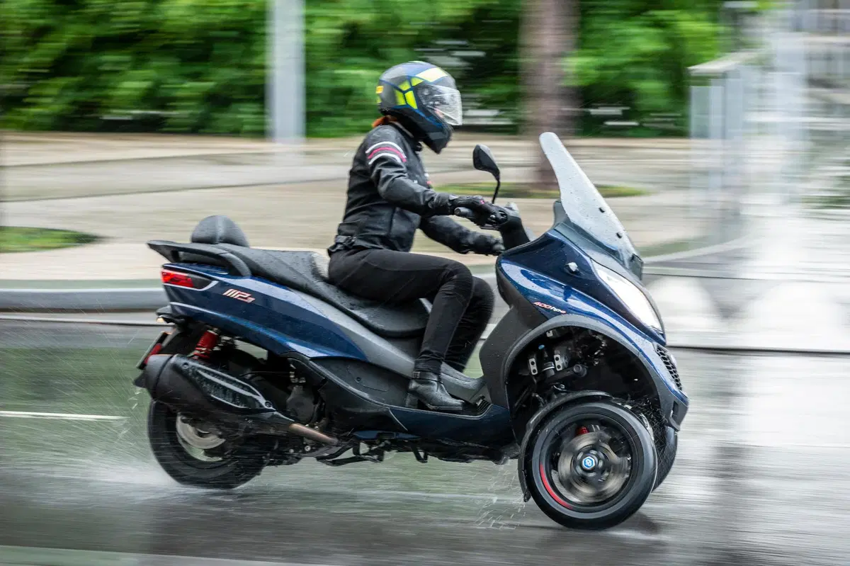 Piaggio MP3 400 HPE contro il meteo parigino! (5)