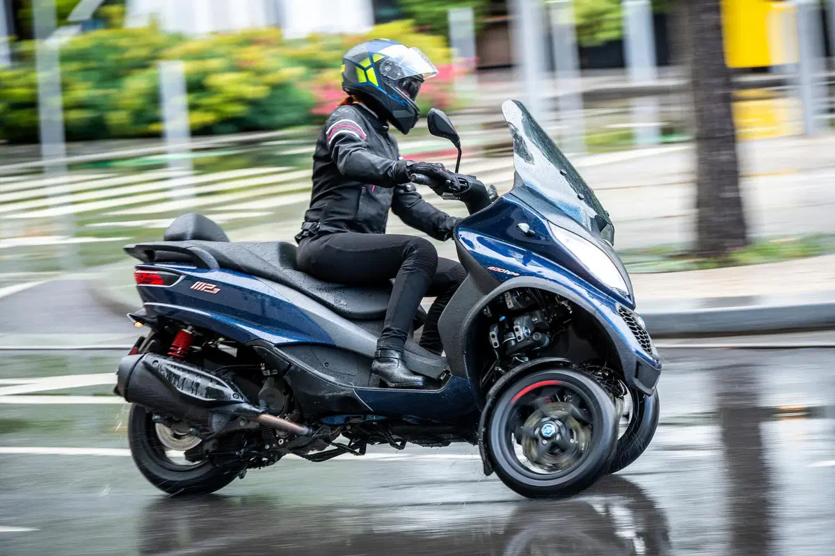 Piaggio MP3 400 HPE contro il meteo parigino! (2)