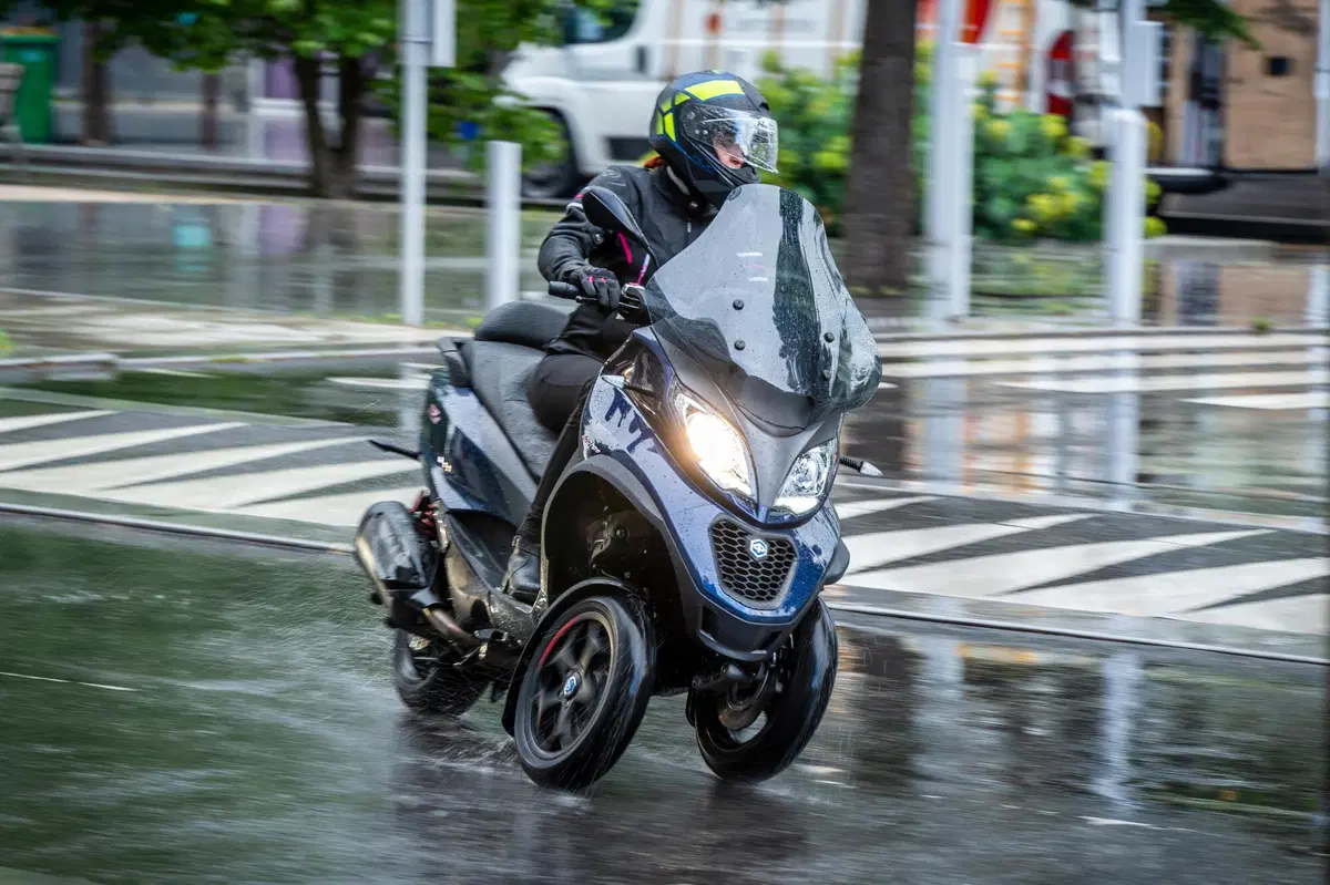 Piaggio MP3 400 HPE contro il meteo parigino! (6)
