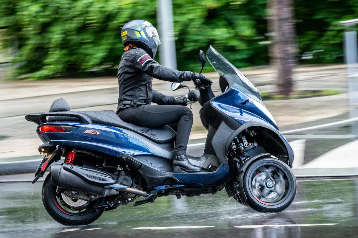 Piaggio MP3 400 HPE contro il meteo parigino! (7)