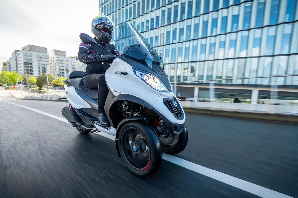 Piaggio MP3 400 HPE contro il meteo parigino! (8)