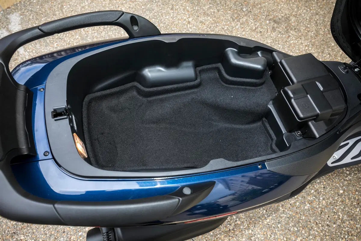 Piaggio MP3 400 HPE contro il meteo parigino! (18)