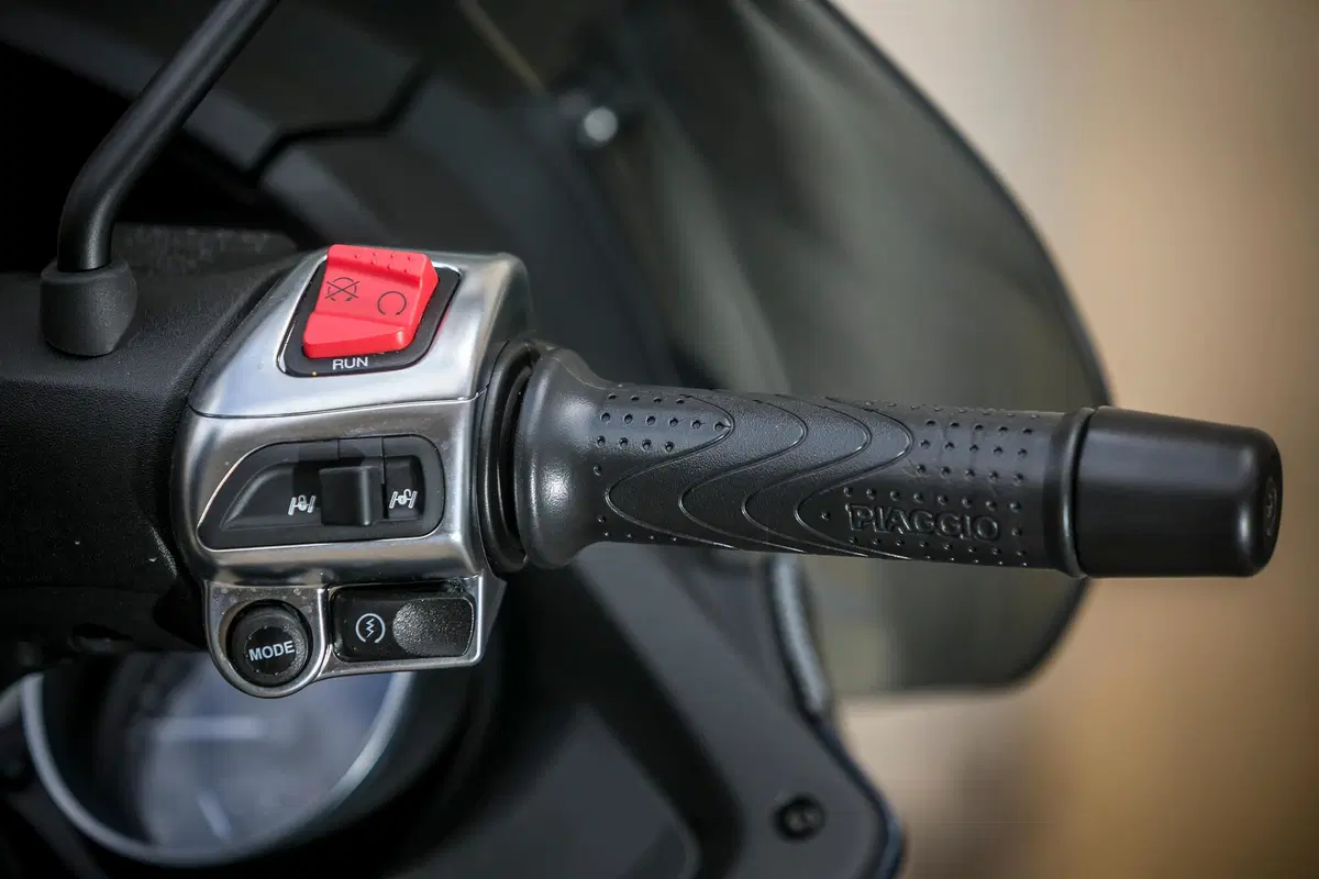 Piaggio MP3 400 HPE contro il meteo parigino! (19)