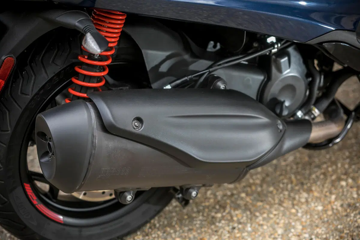 Piaggio MP3 400 HPE contro il meteo parigino! (20)